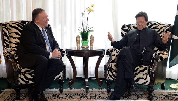 Pakistan Başbakanı İmran Han, Washington'da Başkan Donald Trump'ın yanısıra Dışişleri Bakanı Mike Pompeo ile de görüştü. - Sputnik Türkiye