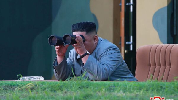 Kuzey Kore Lideri Kim Jong-un, ülkesinin füze denemesini izledi. - Sputnik Türkiye