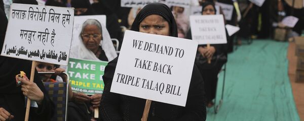 Hindistan’da kadınlar, Müslüman erkeklerin üç kez Boş ol diyerek eşlerini boşayabilmesini öngören talak uygulamasını protesto etti. - Sputnik Türkiye