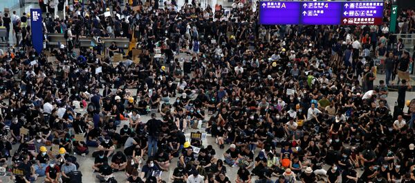 Hong Kong Havaalanı'nda oturma eylemi - Sputnik Türkiye