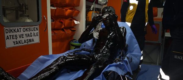 Özgür Ege Şire - Kediyi kurtarmak için fuel-oil kuyusuna atladı - Sputnik Türkiye