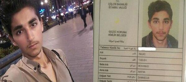 Kaçak ve kayıt dışı göçmenlerle ilgili çalışmalar kapsamında on gün önce kimliği olmadığı için sığınmacı kampına gönderilen Suriyeli Amjad Tablieh, oturma izni belgelenince İstanbul'daki ailesine kavuştu. - Sputnik Türkiye