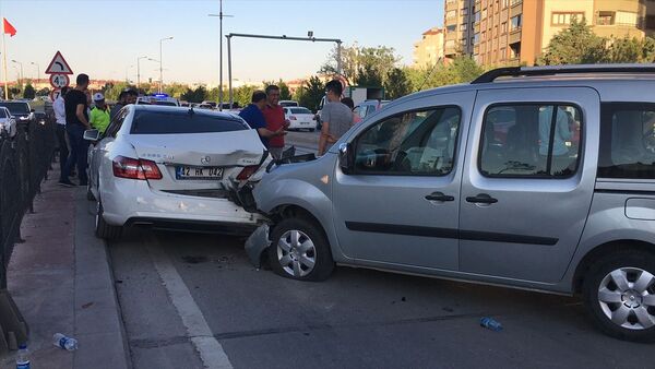 Konya'nın merkez Selçuklu ilçesindeki alt geçitte yaklaşık yarım saatte meydana gelen 3 zincirleme trafik kazasında, 2 kişi yaralandı. - Sputnik Türkiye