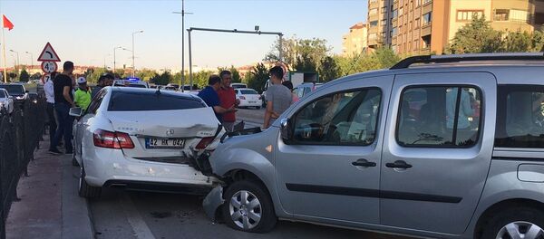 Konya'nın merkez Selçuklu ilçesindeki alt geçitte yaklaşık yarım saatte meydana gelen 3 zincirleme trafik kazasında, 2 kişi yaralandı. - Sputnik Türkiye