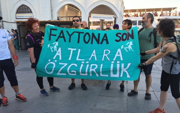 Faytondan zarar gören atlar lehine sloganlar atan grup daha sonra Bisikletli isyan zamanıdır’’ başlıklı basın bültenini okudu. Bülteninin okumasının ardından bisikletlerine binen grup Bostancı Sahiline kadar atların yanında durmak adına pedal çevirdi.  - Sputnik Türkiye