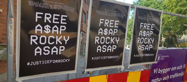  ASAP Rocky'nin Stockholm'de tutulduğu hapishanenin duvarlarına bırakılması çağrısı yapan posterler asılı. - Sputnik Türkiye