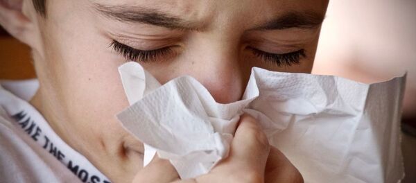 hapşırıp burnunu silen çocuk - Sputnik Türkiye