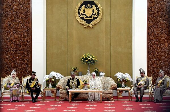 Malezya Kralı Sultan Abdullah törenle tacını giydi  - Sputnik Türkiye