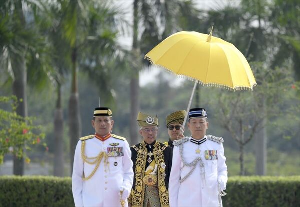 Malezya Kralı Sultan Abdullah törenle tacını giydi  - Sputnik Türkiye