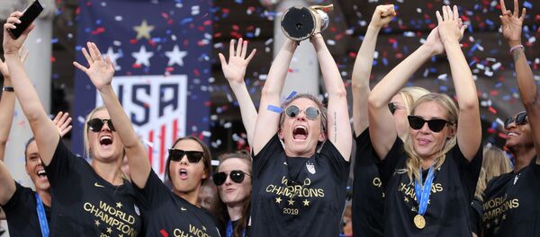 ABD kadın futbol milli takımı kaptan Megan Rapinoe'nin elindeki Dünya Kupası ile geri döndüğü New York'ta kahraman gibi karşılanırken - Sputnik Türkiye