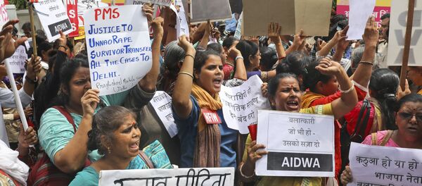 Hindistan - Milletvekilini tecavüzle suçlayan genç kızın yaralandığı kaza araştırılsın - Sputnik Türkiye