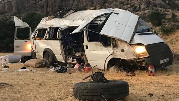 Diyarbakır-Bingöl kara yolunda minibüs devrildi - Sputnik Türkiye
