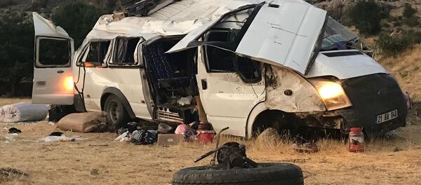 Diyarbakır-Bingöl kara yolunda minibüs devrildi - Sputnik Türkiye