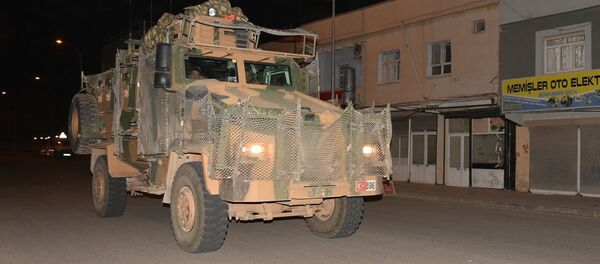 TSK tarafından Suriye sınırındaki askeri birliklere zırhlı personel taşıyıcısı ve komando takviyesi yapıldı. - Sputnik Türkiye