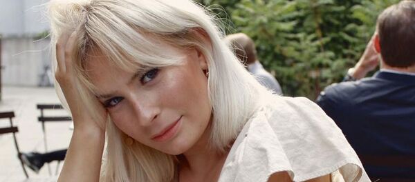 İsveç'in Malmö kentinde otobüs şoförü tarafından 'çok az giyinmiş' olduğu gerekçesiyle azarlanarak otobüsten indirilen 19 yaşındaki Amanda Hansson - Sputnik Türkiye