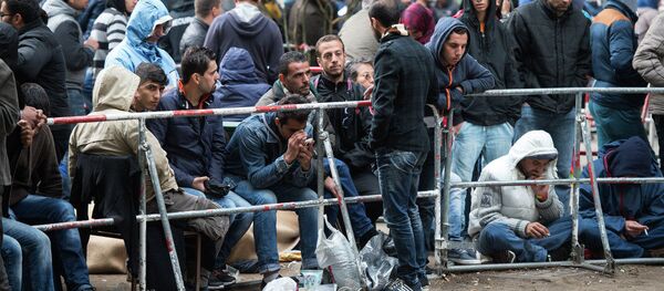 Berlin eyaletinin Sağlık ve Sosyal Yardım Ofisi önünde bekleyen sığınmacılarla göçmenler (2015) - Sputnik Türkiye