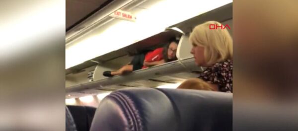 Kabin görevlisi, uçaktaki bagaj bölümüne tırmanıp yolcularla sohbet etti Kabin görevlisi, uçaktaki bagaj bölümüne tırmanıp yolcularla sohbet etti - Sputnik Türkiye