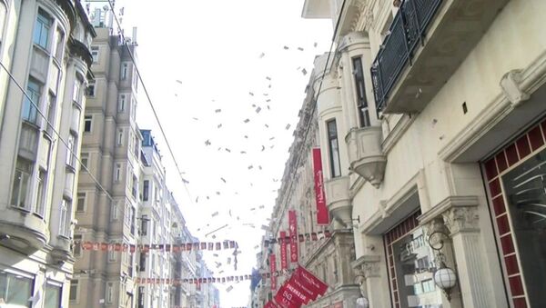 İstiklal Caddesi'nde gökten para yağdı - Sputnik Türkiye