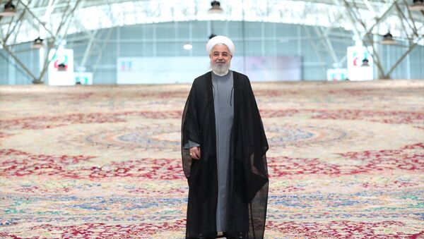 İran, dünyanın en büyük tek parça el dokuma halısını tanıttı. Cumhurbaşkanı Hasan Ruhani'nin katılımıyla Tebriz kentinde tanıtılan el dokuma halısının 600 metrekare olduğu ve 6 senede tamamlandığı belirtildi. - Sputnik Türkiye