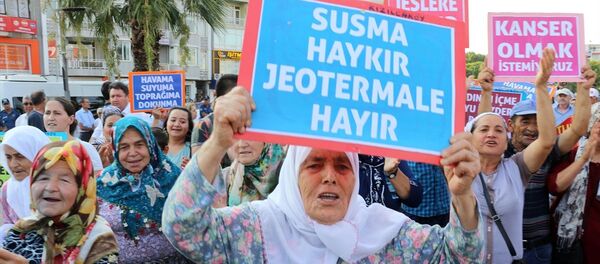 Aydın'da kurulması planlanan jeotermal santraller için yapılacak ihalelerin iptal edilmesini isteyen bir grup tarafından protesto gösterisi düzenlendi. - Sputnik Türkiye