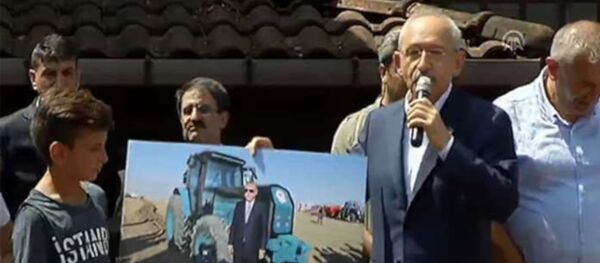 CHP Genel Başkanı Kemal Kılıçdaroğlu Rize Fındıklı'da halka hitap etti. Kılıçdaroğlu, Cmhurbaşkanı Erdoğan'ın sosyal medyada gündem olan 'galoşlu' fotoğrafına tepki gösterdi. - Sputnik Türkiye