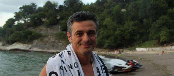 Düzce’nin Akçakoca ilçesinde yaşanan sel felaketinin ardından deniz suyunun kirlendiğine dair iddialarının doğru olmadığını ispatlamak isteyen MHP Düzce Milletvekili Ümit Yılmaz denize girdi. - Sputnik Türkiye