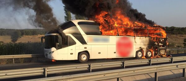 Manisa'da bir yolcu otobüsünde yangın - Sputnik Türkiye