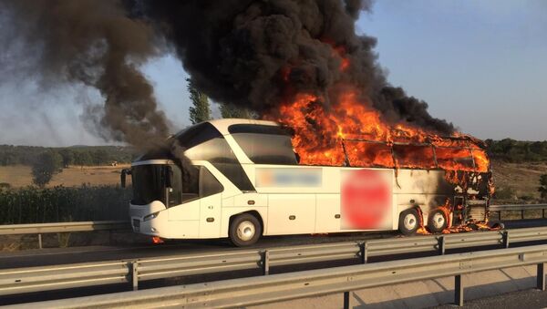 Manisa'da bir yolcu otobüsünde yangın - Sputnik Türkiye