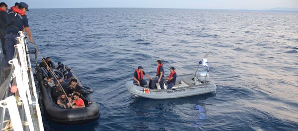 Edirne'de lastik botta 36 kaçak göçmen yakalandı Edirne'de lastik botta 36 kaçak göçmen yakalandı - Sputnik Türkiye