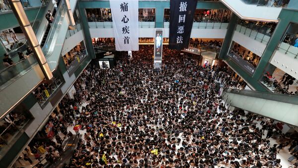 Hong Kong çapındaki grev kapsamında demokrasi yanlılarının New Town Plaza isimli AVM'deki işgal eylemi - Sputnik Türkiye