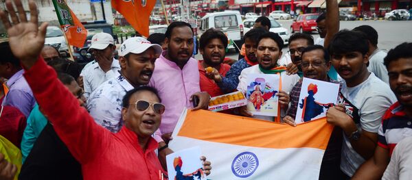Hindistan halkı, hükümetin Cammu Keşmir'e özerklik tanıyan maddenin iptalini parlamentoya taşımasını kutladı. - Sputnik Türkiye