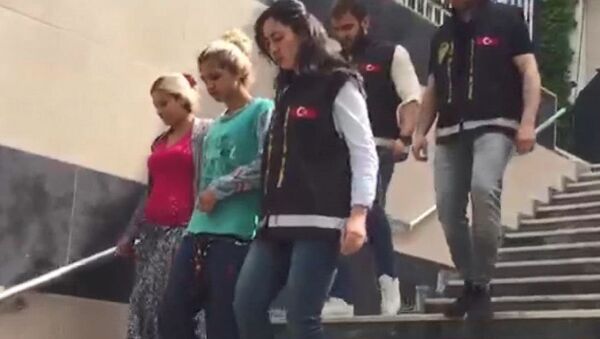 Gözaltına alınmamak için polise biber gazı sıkan şüpheliler kamerada - Sputnik Türkiye