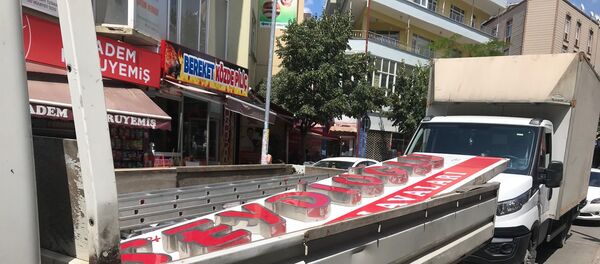 Seydioğlu'nun tabelaları indirildi  - Sputnik Türkiye