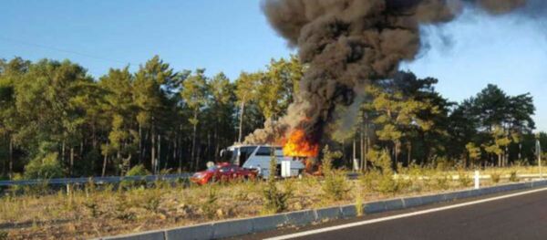 Muğla'da seyir halindeki tur otobüsü yandı - Sputnik Türkiye