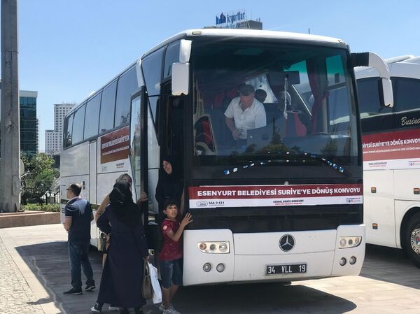 Esenyurt'tan 117 Suriyeli daha ülkelerine gönderildi - Sputnik Türkiye