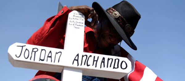 3 Ağustos cumartesi günü Walmart mağazasında işlenen katliamın şoku içindeki Teksas'ın El Paso kentinde kurbanlar için yas tutulup ayinler düzenlenirken 3 Ağustos cumartesi günü Walmart mağazasında işlenen katliamın şoku içindeki Teksas'ın El Paso kentinde kurbanlar için yas tutulup ayinler düzenlenirken - Sputnik Türkiye