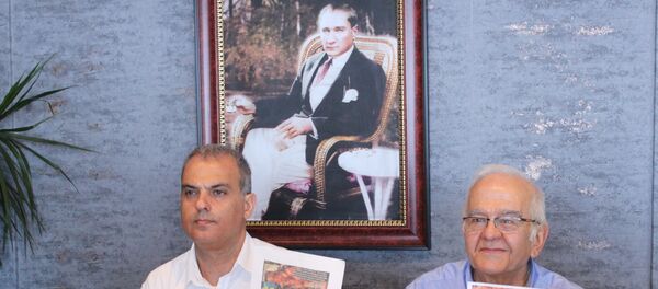 Otobüs Yangınlarını Önleme Derneği Başkanı Selim Gediz ve Genel Sekreteri Tarhan Aslan, - Sputnik Türkiye