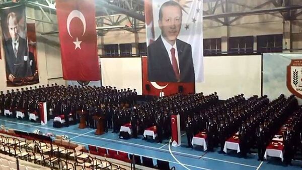 Polis okulu mezuniyetinde 'Cüneyt Arkın çok yaşa' diye bağırdılar - Sputnik Türkiye