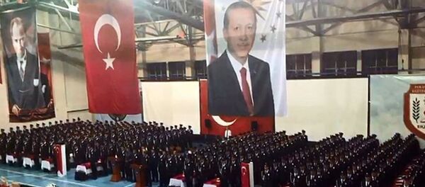 Polis okulu mezuniyetinde 'Cüneyt Arkın çok yaşa' diye bağırdılar - Sputnik Türkiye