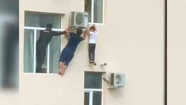 Çeçenistan’da 5. kattaki pencereden sarkan çocuk böyle kurtarıldı - Sputnik Türkiye