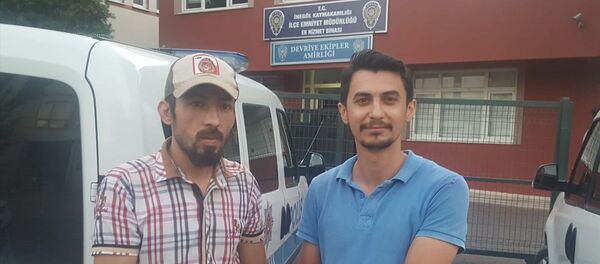 Bursa'nın İnegöl ilçesinde Suriyeli Muhammed Musa, yolda yürürken bulduğu ve içinde 2 bin 800 lira olan cüzdanı sahibine teslim etti. - Sputnik Türkiye