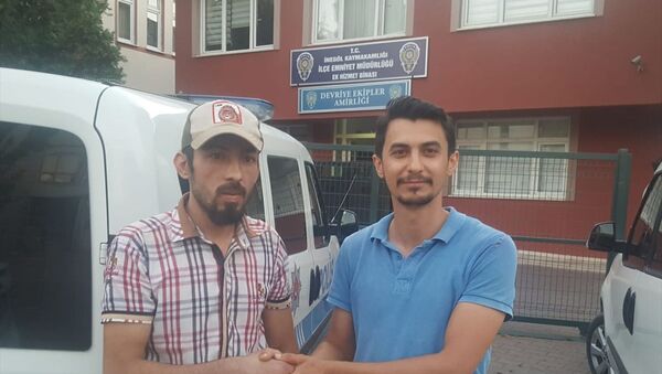 Bursa'nın İnegöl ilçesinde Suriyeli Muhammed Musa, yolda yürürken bulduğu ve içinde 2 bin 800 lira olan cüzdanı sahibine teslim etti. - Sputnik Türkiye