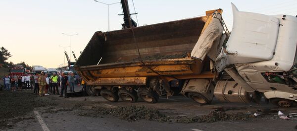 İstanbul Havalimanı yolunda hafriyat kamyonu devrildi - Sputnik Türkiye