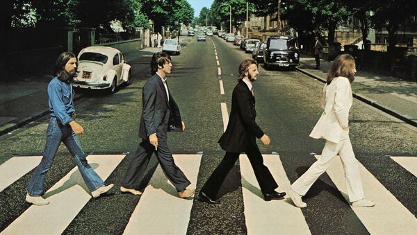 Abbey Road kapağında grup ve müzisyen ya da albüm ismi olmayan tek İngiliz albümü sayılıyor. Abbey Road, Beatles'ın en başarılı albümlerinden birisi ve grup olarak sonuncu kayıtları oldu. İngiltere'de albüm listelere 1. sıradan girdi ve 11 hafta birinci sırada kaldı.  - Sputnik Türkiye
