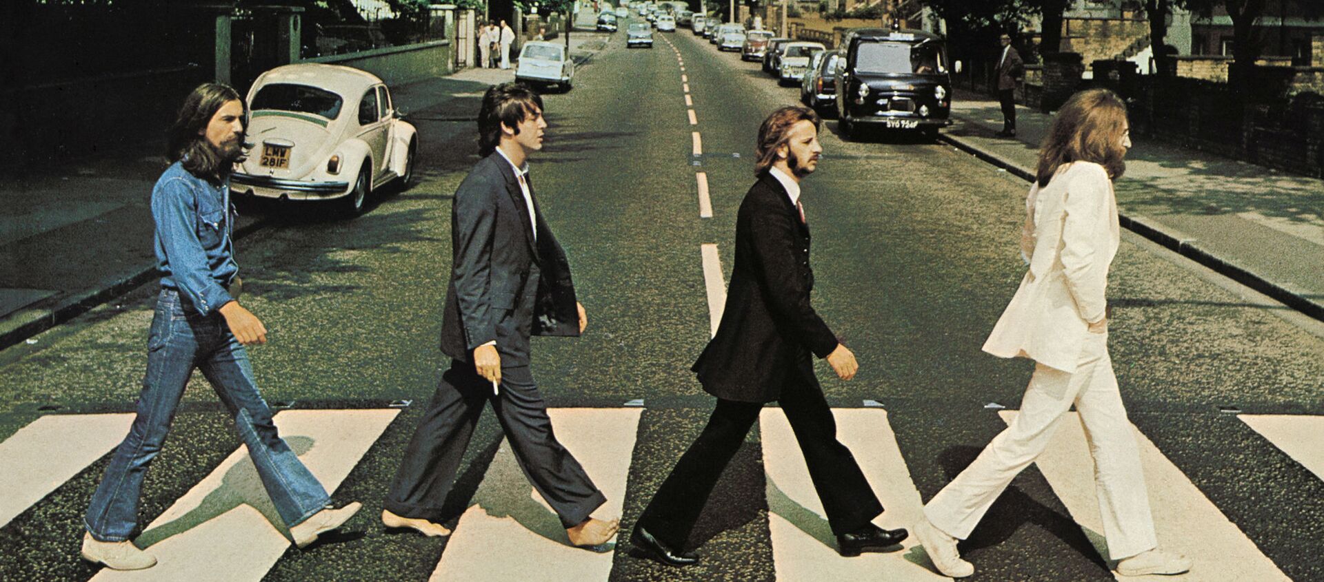 Abbey Road kapağında grup ve müzisyen ya da albüm ismi olmayan tek İngiliz albümü sayılıyor. Abbey Road, Beatles'ın en başarılı albümlerinden birisi ve grup olarak sonuncu kayıtları oldu. İngiltere'de albüm listelere 1. sıradan girdi ve 11 hafta birinci sırada kaldı.  - Sputnik Türkiye, 1920, 21.06.2021