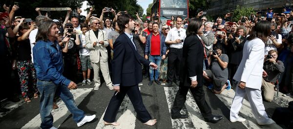 Efsanevi İngiliz grup The Beatles’ın ünü albümü de aşan ikonik Abbey Road fotoğrafının 50. yıldönümü binlerce kişinin katılımıyla yerinde kutlandı. - Sputnik Türkiye