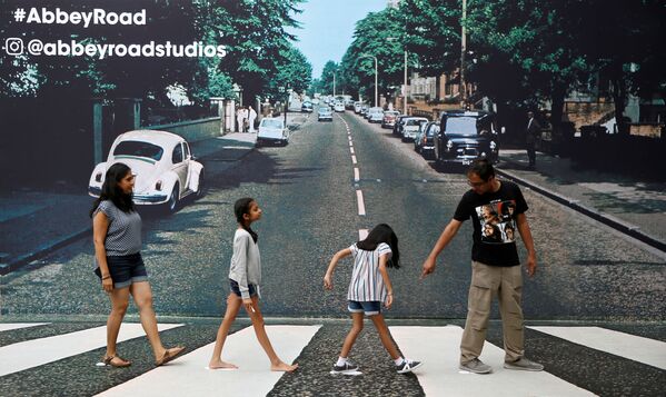 Beatles’ın 1969 yılında piyasaya sürdüğü on birinci resmi albümü olan Abbey Road albümünün  kapak fotoğrafı müzik dünyasının en ünlü ve en çok kopyalanmış albüm kapaklarından biri oldu. - Sputnik Türkiye