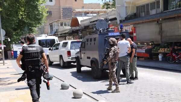 Şanlıurfa'da bombalı eylem hazırlığında olduğu öne sürülen kişi, patlayıcı madde ile gözaltına alındı. Polis ekipleri Haşimiye Meydanı'nda güvenlik önlemi aldı. - Sputnik Türkiye