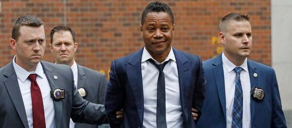Karakola kendisi giden Cuba Gooding Jr, oradan ilk duruşmaya kelepçeyle götürülmüştü. - Sputnik Türkiye