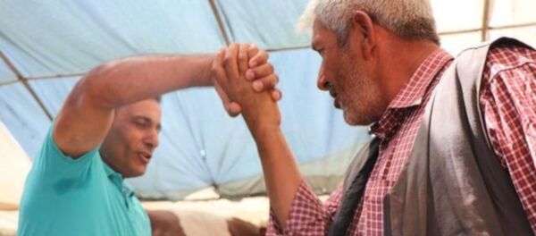 Kayseri’de besici Orhan Kaya, satacağı kurbanlık için elini tutarak pazarlık yaptığı adamın fark etmeden parmaklarını kırdı. Pazarlıktan sonra parmaklarının kırıldığının fark eden yaşlı adam, barışmak için 1500 TL daha indirim istedi. - Sputnik Türkiye